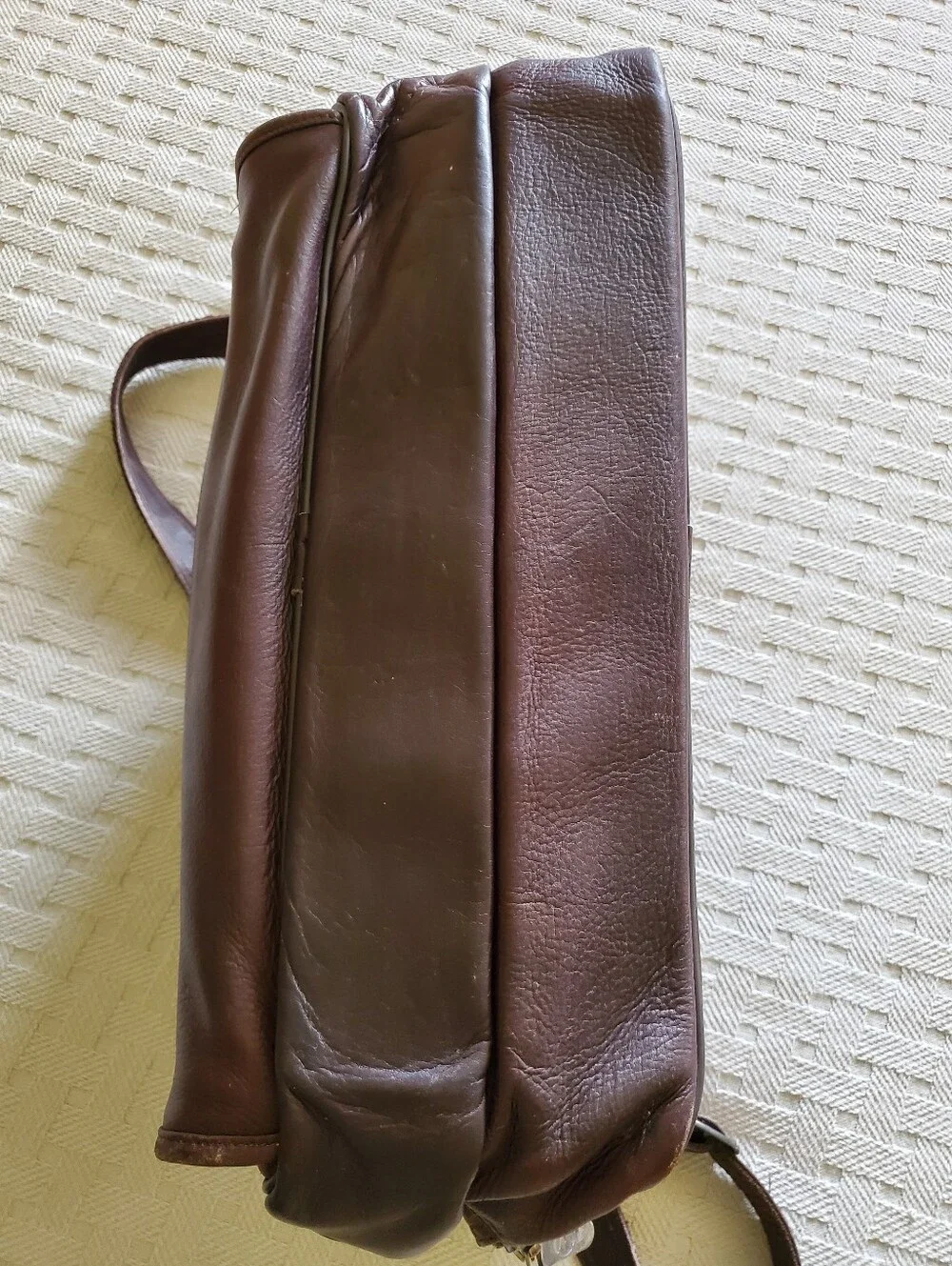 Avenues America Genuine Leather Multi-Pocket Messenger Bag Briefcase Vintage